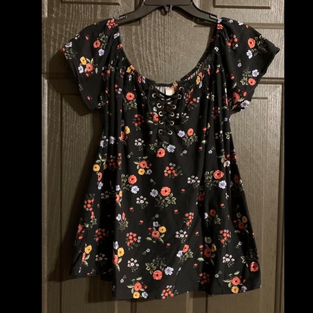 Cute floral top!